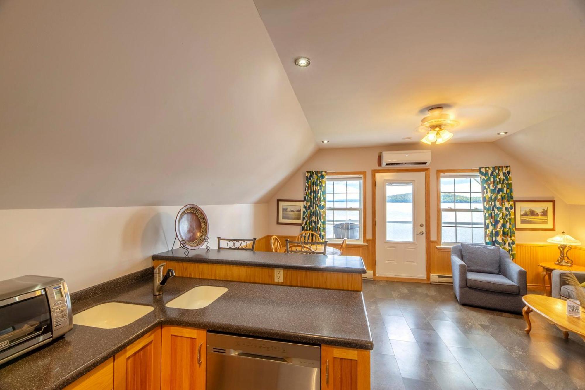 Keltic Quay Cottages & Bayfront Lodge Whycocomagh Extérieur photo