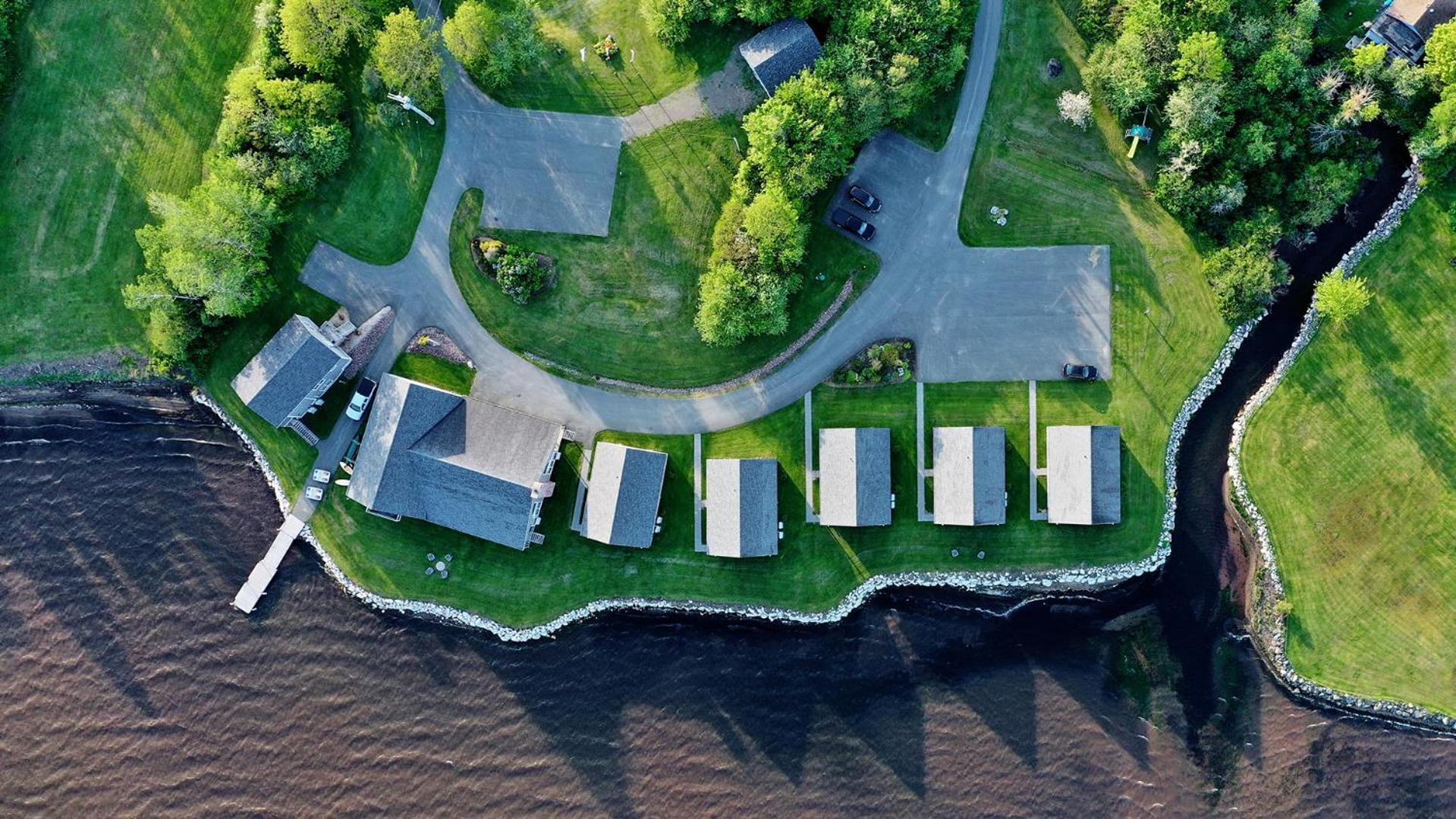 Keltic Quay Cottages & Bayfront Lodge Whycocomagh Extérieur photo