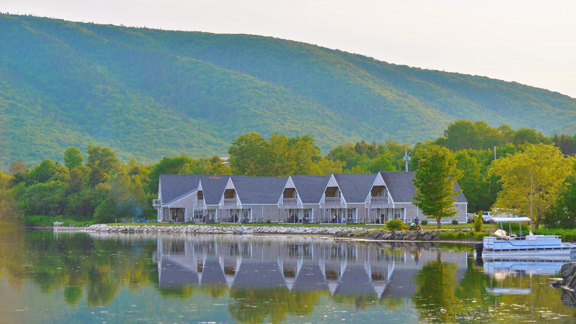 Keltic Quay Cottages & Bayfront Lodge Whycocomagh Extérieur photo